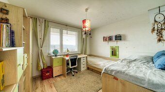 REMAX Ahoj Vám ponúka na predaj svetlý 3-izbový byt na 5. po