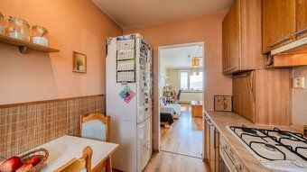 REMAX Ahoj Vám ponúka na predaj svetlý 3-izbový byt na 5. po