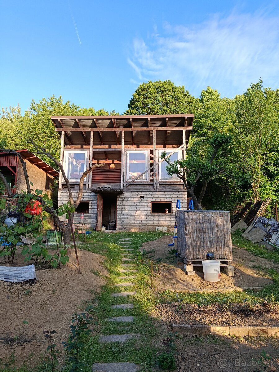 Predám záhradu s rozostavanou chatou – Malý Šariš, 600 m²
Po