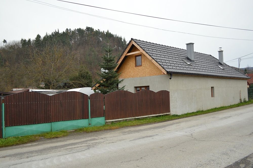 Na predaj menší rodinný dom v obci Divín. Viac fotografií a 