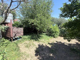 🎣 NA PREDAJ: Pozemok s unimobunkou a terasou pri rieke Váh –