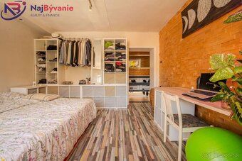 Ponúkam exkluzívne na predaj pekný, svetlý 2-izbový byt po č