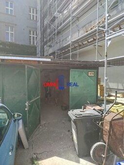 Ponúkam na predaj väčšie garážové státie v obytnom dome na S