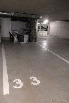 Ponúkam na predaj väčšie garážové státie v obytnom dome na S