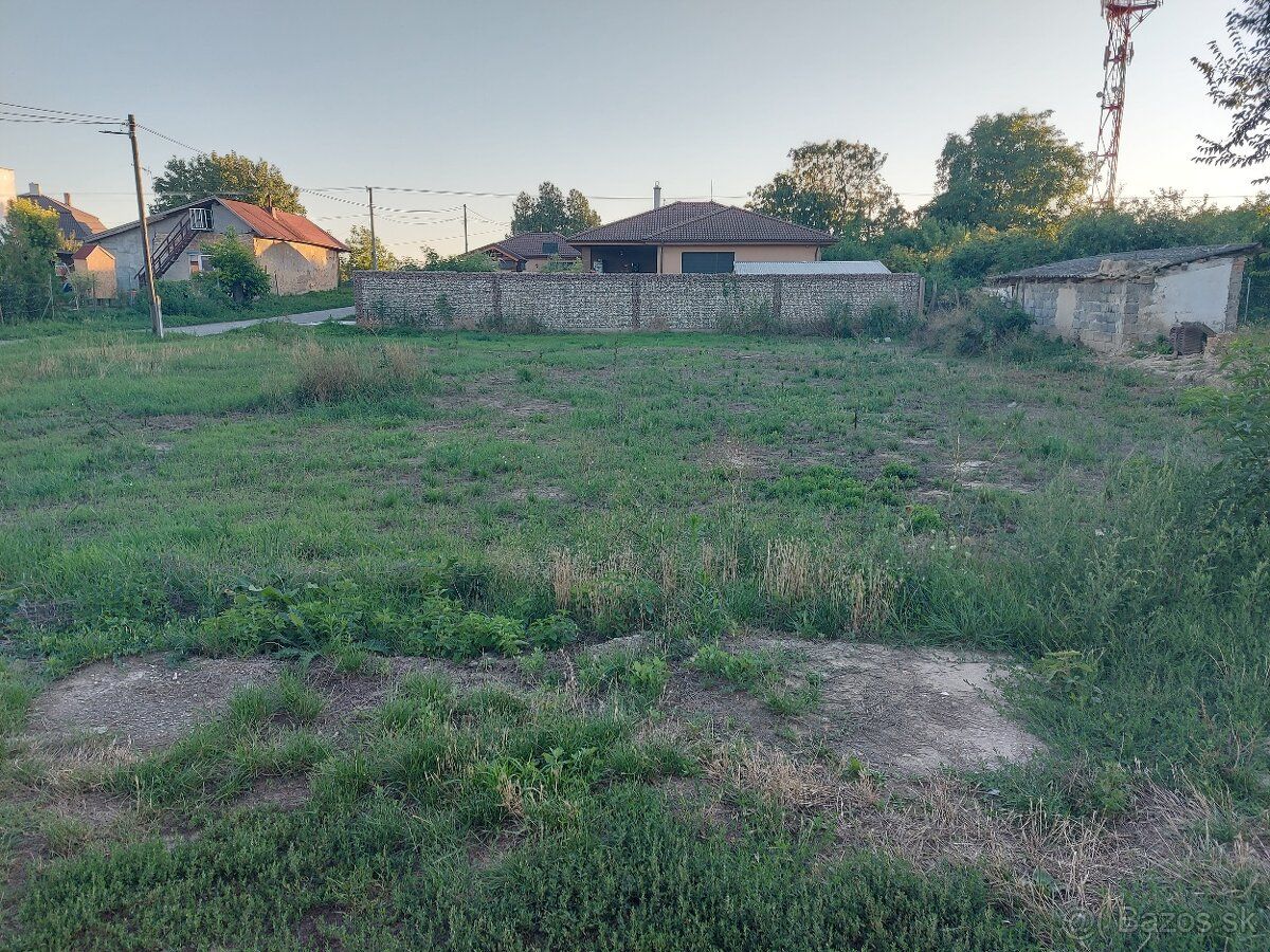 Predam 8 árový stavebný pozemok v mužli,8km od šturova,voda,