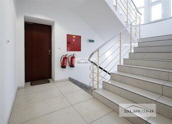 Ponúkame na prenájom svetlú kanceláriu o výmere 22m2 v kompl