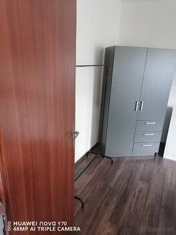 Hľadám si dlhodobý prenájom domčeku alebo bytu v Banskej Šti