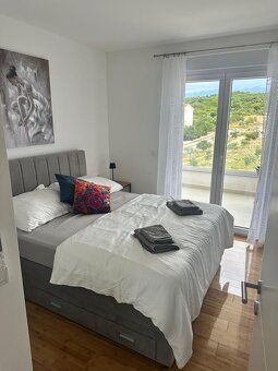 Luxusný zariadený apartmán s dvomi terasami a výhľadom na mo
