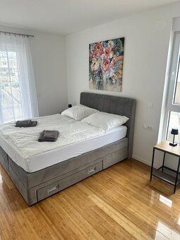 Luxusný zariadený apartmán s dvomi terasami a výhľadom na mo