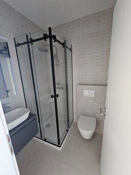 Luxusný zariadený apartmán s dvomi terasami a výhľadom na mo