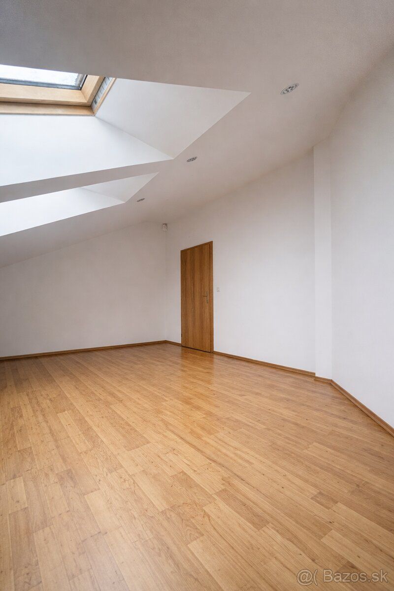 Kancelária / obchodný priestor 17,6 m² – centrum Nitra, Fars