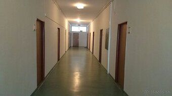 Kancelária / obchodný priestor 17,6 m² – centrum Nitra, Fars