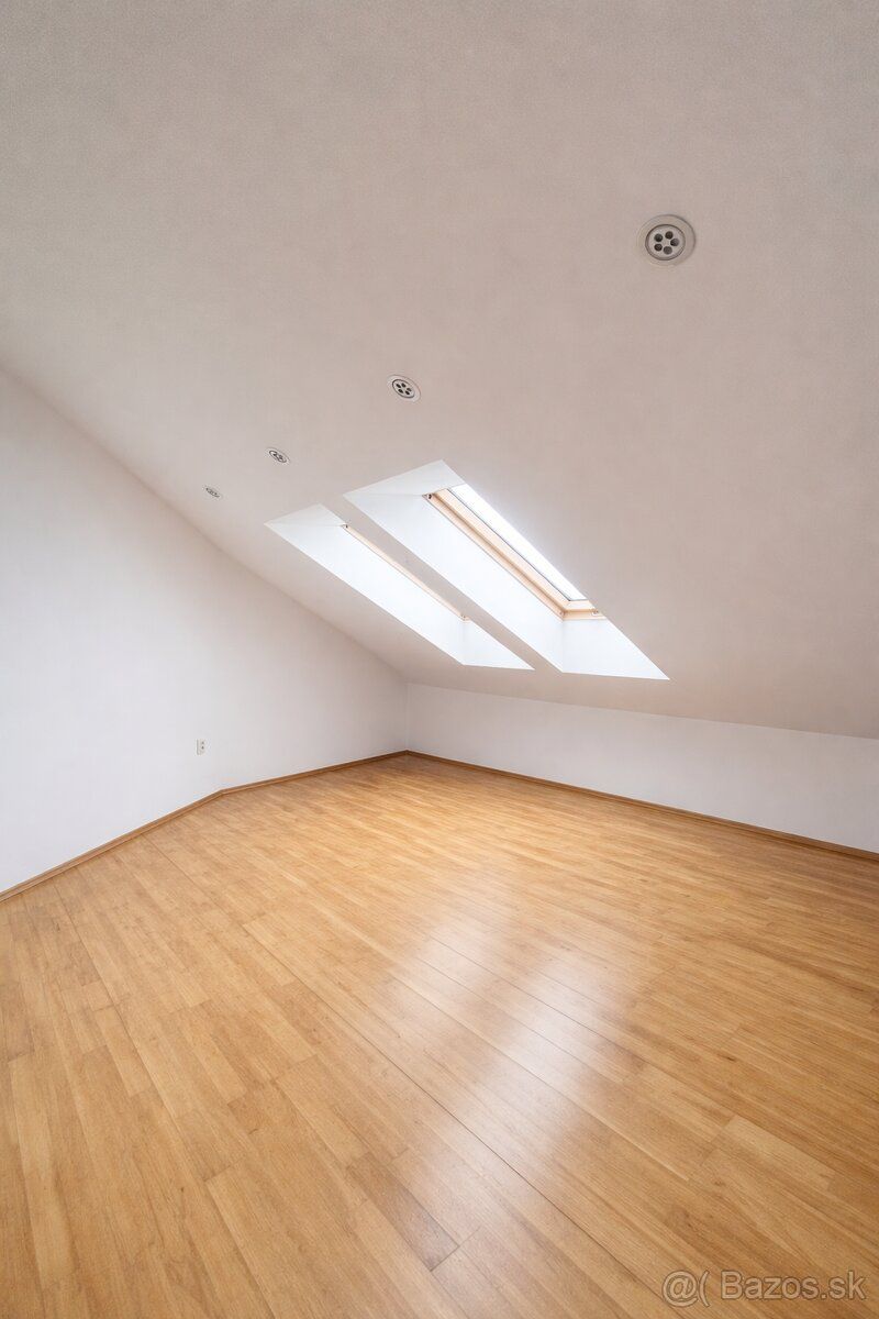 Kancelária / obchodný priestor 17,6 m² – centrum Nitra, Fars