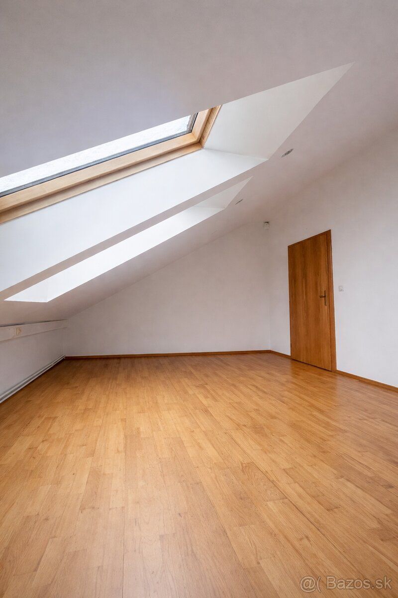 Kancelária / obchodný priestor 17,6 m² – centrum Nitra, Fars