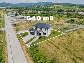 Predám pozemok vo veľkosti: 1 582 m2 pri vstupe do obce Prie