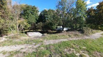 Predám pozemok vo veľkosti: 1 582 m2 pri vstupe do obce Prie