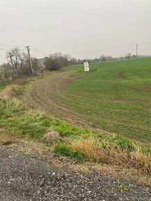Predám pozemok vo veľkosti: 1 582 m2 pri vstupe do obce Prie