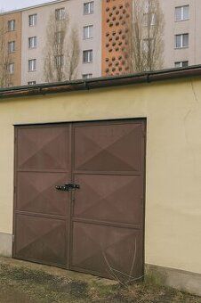 Predam garaz betonovy selet 3x6m na domkarskej ul v BA, vedl