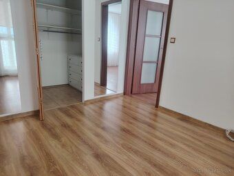 Prenájom pekný 3 izbový byt v meste Šurany s Loggiou. Výmera