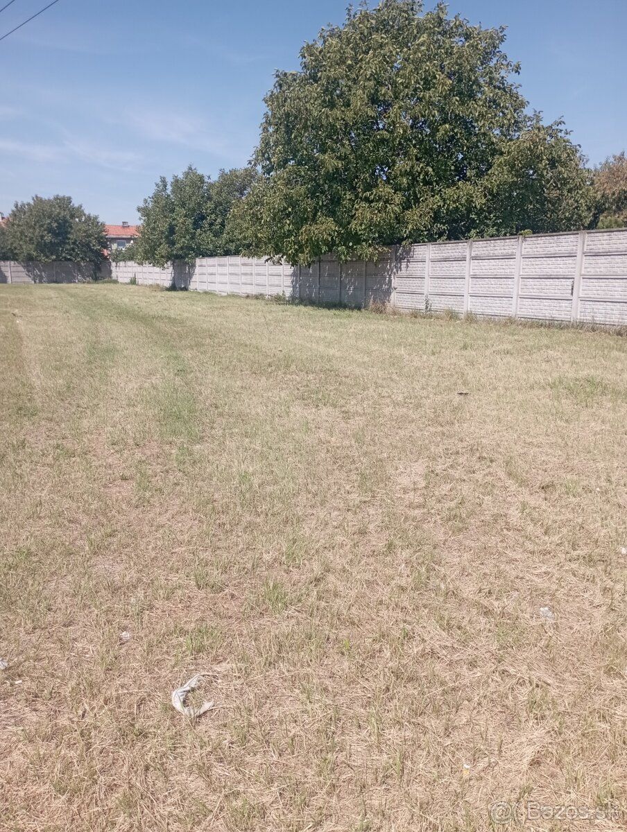 Dáme do dlhodobého prenájmu veľký ohradený pozemok v Michalo