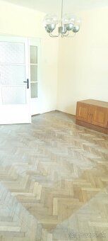 Ponúkame na predaj priestranný štvorizbový rodinný dom v obc