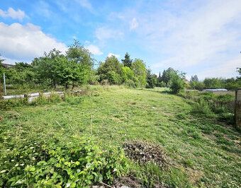 Predám stavebný pozemok, o výmere 8000m v intraviláne. Možno