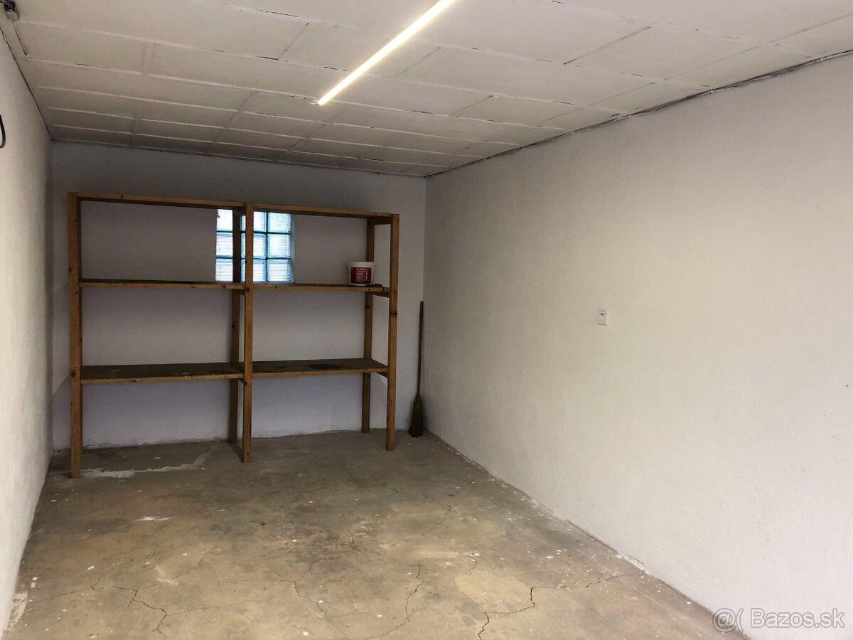 Ponúkam na prenájom garáž v Moldave nad Bodovou, na ulici Če