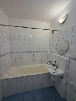 ​ Ponúkam na [PREDAJ / PRENÁJOM] kompletne vyprataný, čiasto