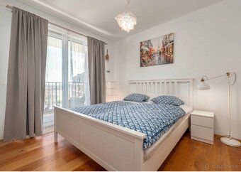 Tento kompletne zariadený 2-izbový apartmán na Bajkalskej ul