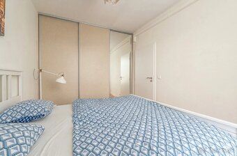 Tento kompletne zariadený 2-izbový apartmán na Bajkalskej ul