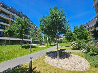 Tento kompletne zariadený 2-izbový apartmán na Bajkalskej ul