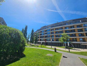 Tento kompletne zariadený 2-izbový apartmán na Bajkalskej ul