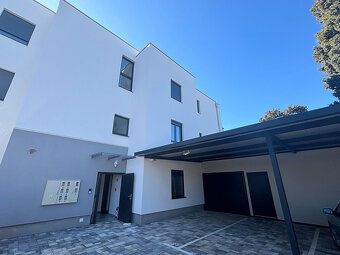 LaHoREAL.eu ponáka na predaj trojizbový zariadený apartmán s