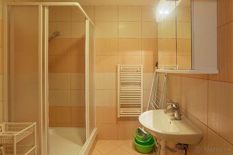 Tento priestranný a zrekonštruovaný apartmán v apartmánovom 