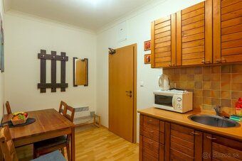 Tento priestranný a zrekonštruovaný apartmán v apartmánovom 