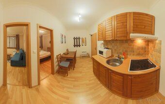 Tento priestranný a zrekonštruovaný apartmán v apartmánovom 