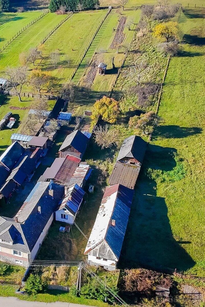 Ponúkam na predaj stavebný pozemok so starším domom v obci M