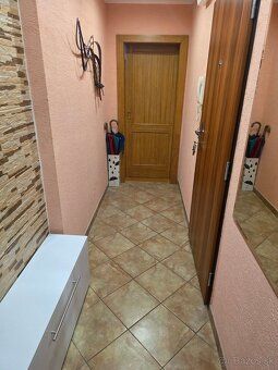 Ponúkame na predaj pekný 3 izbový byt s balkónom vo vyhľadáv