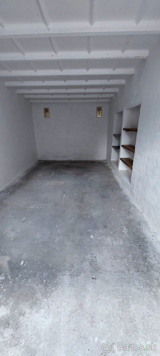 Garaž na prenajom v Považskej Bystrici. Garáž je suchá a čis