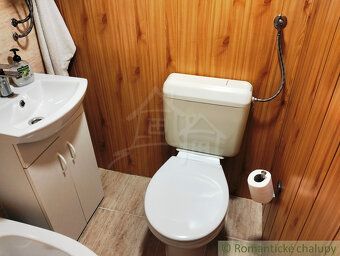 Menšia zrekonštruovaná podpivničená drevenica na menšom poze