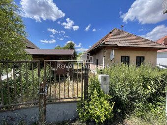 Rovinatý stavebný pozemok so starším rodinným domom v obľúbe