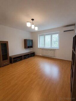 Prenajmem izbu v rodinnom dome. V tichej lokalite blízko aut