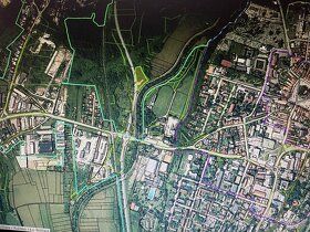 Predám pozemok v Rožňave veľkosť pozemku 4550 m². Pozemok je