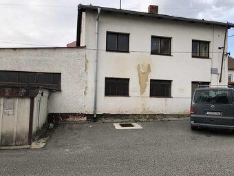 Dám do prenájmu budovu s garážami ,skladové priestory v Tvrd