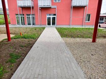 Dám do prenájmu budovu s garážami ,skladové priestory v Tvrd