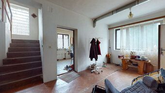 Ponúkame na predaj samostatne stojaci rodinný dom situovaný 