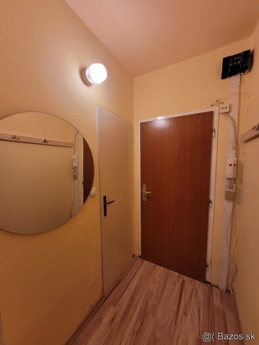 Ponúkame garzonku na prenájom. Prenájom 320 Eur/mesiac + kau