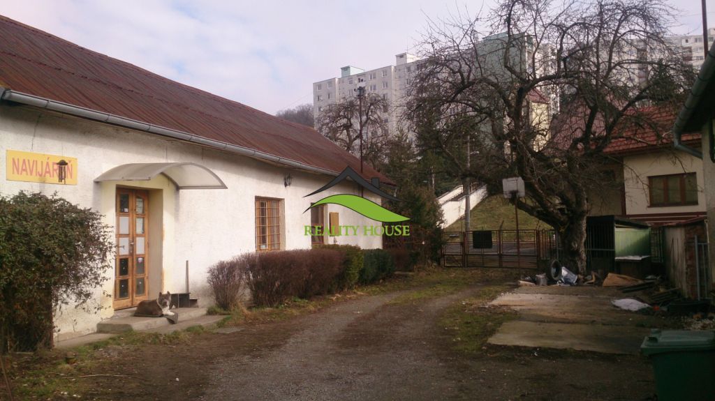 Ponúkame na predaj polyfunkčný objekt blízko centra mesta Vr