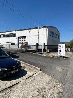 Veľká servisná hala s rozlohou 700 m², predajňa áut a showro