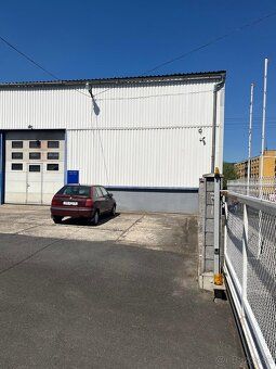 Veľká servisná hala s rozlohou 700 m², predajňa áut a showro